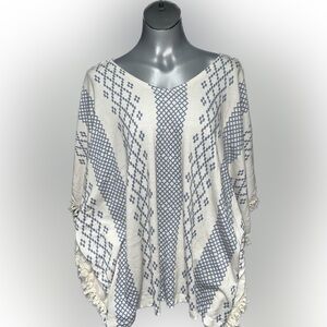 *LIKE NEW WOMENS AMERICAN RAG SWEATER PONCHO SIZE S/M